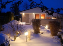 Снег в саду – убирать или оставить