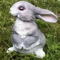Садова фігурка заєць сіренький, що сидить купить